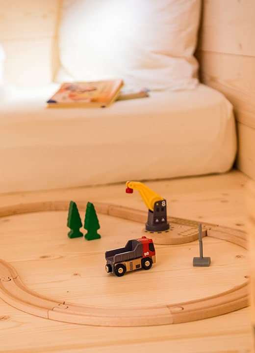 Kinder Familien Urlaub Feichterhof im Eisacktal Ferienparadies bei Brixen Kinderbett